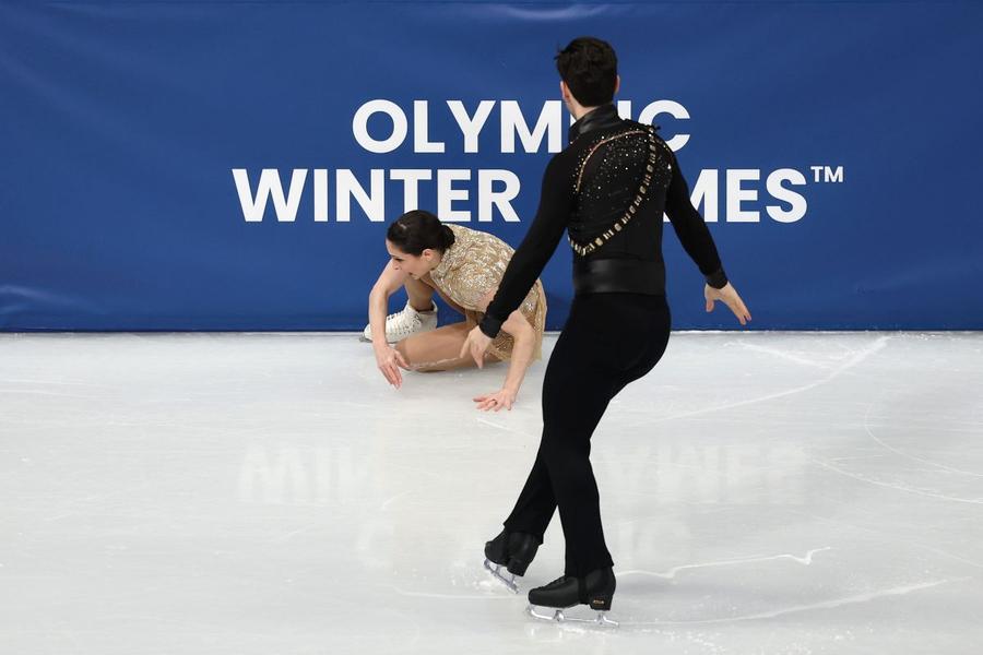 Deanna Stellato-Dudek și căzătura din programul scurt la JO 2026 Foto: Guliver/GettyImages Debut olimpic întârziat pe gheață la Milano Cortina: „Fericită să reprezint generația Millenials și femeile de peste 40 de ani”