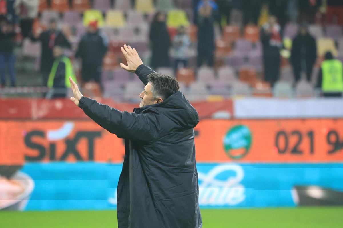 Jucătorul lui Dinamo s-a întins pe gazon, după meci » Florentin Petre a intervenit: „Să vină medicul mai repede”