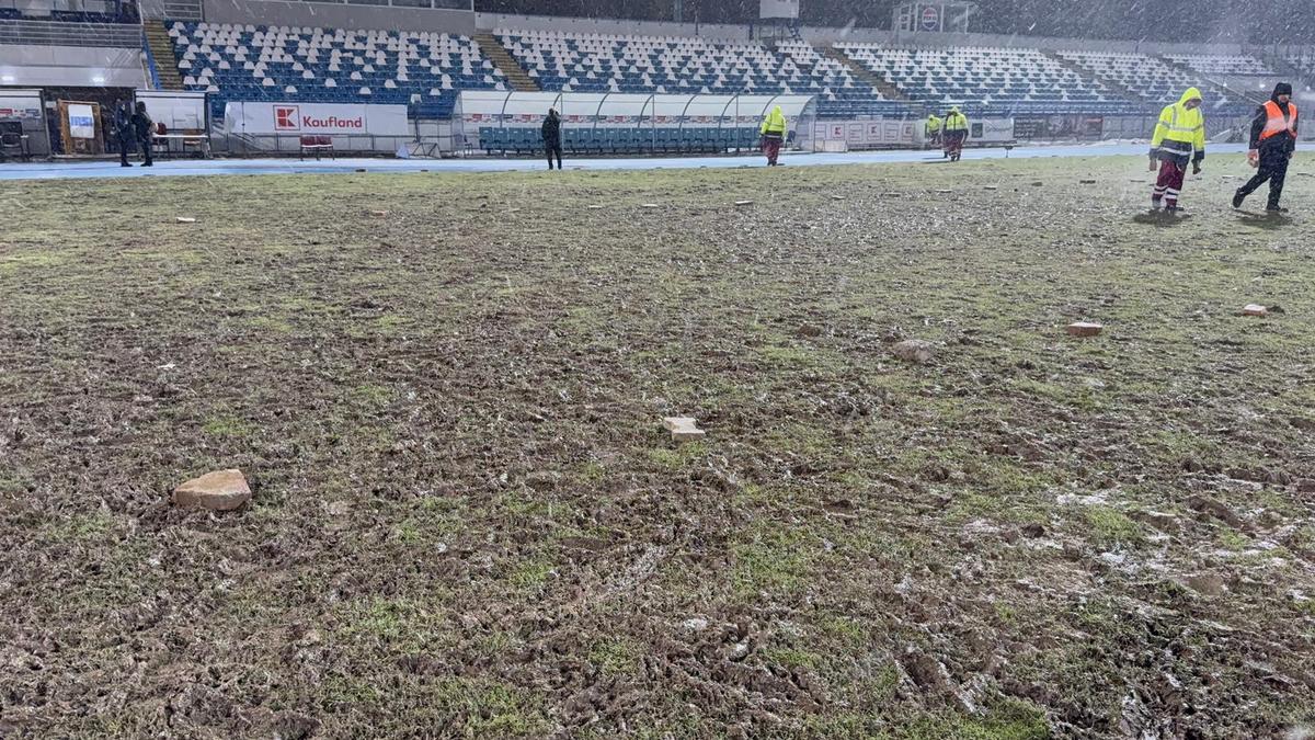 Prăpăd în urma „stejarilor” » Gazonul arenei, distrus complet: s-au investit peste 500.000 de euro