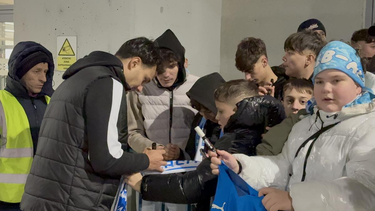 Assad Al Hamlawi, asaltat de fani pentru fotografii și autografe