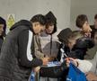 Assad Al Hamlawi, asaltat de fani pentru fotografii și autografe după Universitatea Craiova - FCSB // foto: Sergiu Alexandru (GSP)