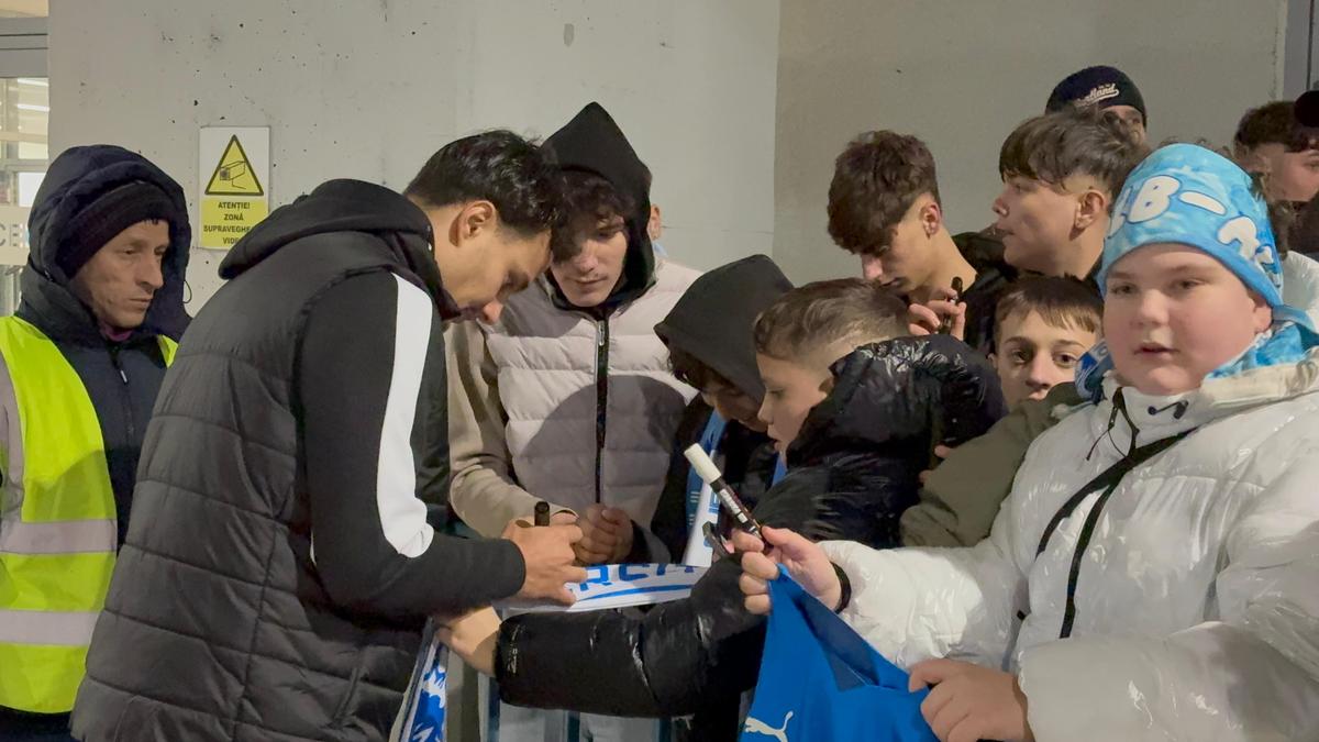 Assad Al Hamlawi, asaltat de fani pentru fotografii și autografe