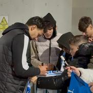 Assad Al Hamlawi, asaltat de fani pentru fotografii și autografe după Universitatea Craiova - FCSB // foto: Sergiu Alexandru (GSP)