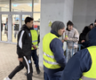 Assad Al Hamlawi, asaltat de fani pentru fotografii și autografe // FOTO: Sergiu Alexandru (GSP)