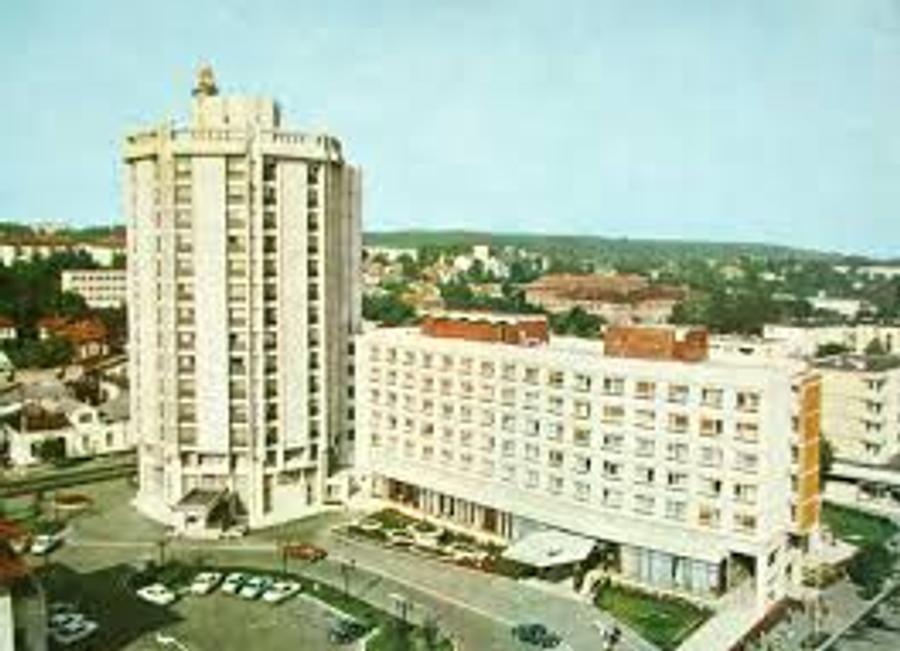 Hotelul „Muntenia” din Pitești era epicentrul scenariilor în convorbirile pentru trucarea meciului Târgoviște - U Craiova Stenograme incredibile: cum negocia Craiova Maxima vânzarea de meciuri! Cămătaru: „Mi-a dat zece «garoafe»” + „«Materialul» e la Ștefănescu!” » Reacția: „Să fie de capu' lor!”