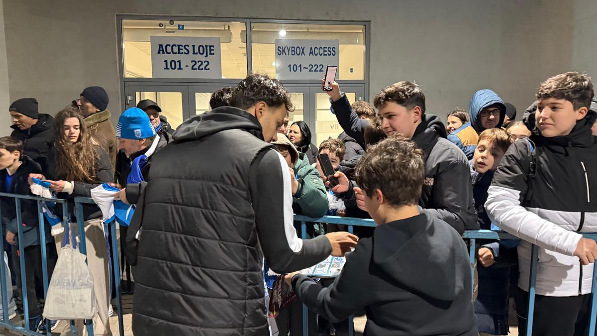 Assad Al Hamlawi, asaltat de fani pentru fotografii și autografe