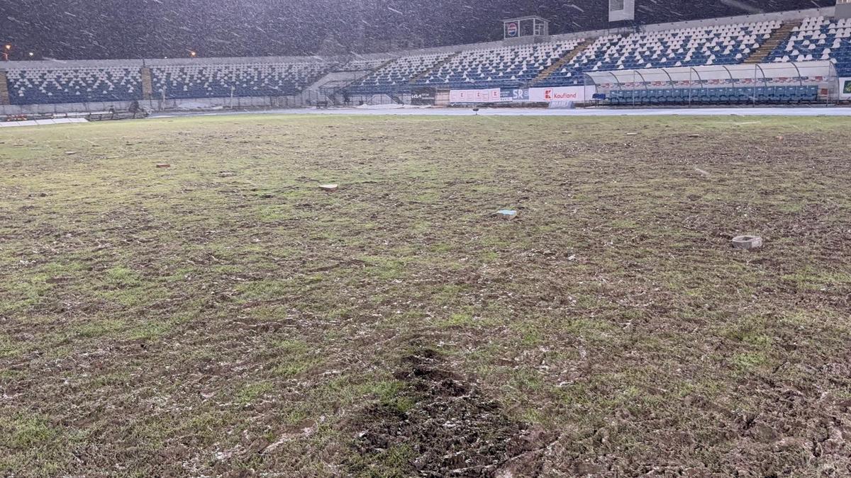 Prăpăd în urma „stejarilor” » Gazonul arenei, distrus complet: s-au investit peste 500.000 de euro