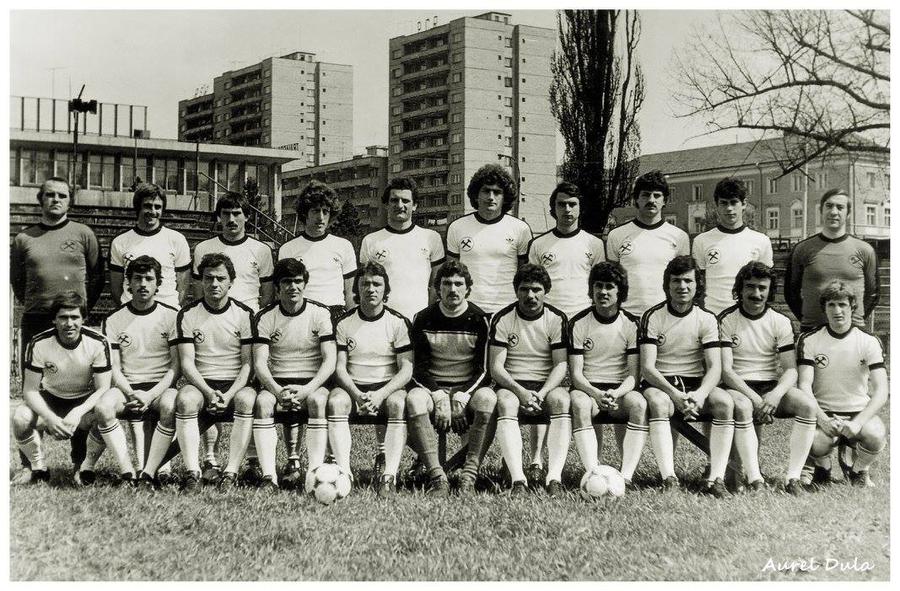 Trupa lui Jiul Petroșani de la începutul anilor '80, când „minerii” au fost implicați inclusiv în partida controversată cu U Craiova din primăvara lui 1983 Stenograme incredibile: cum negocia Craiova Maxima vânzarea de meciuri! Cămătaru: „Mi-a dat zece «garoafe»” + „«Materialul» e la Ștefănescu!” » Reacția: „Să fie de capu' lor!”