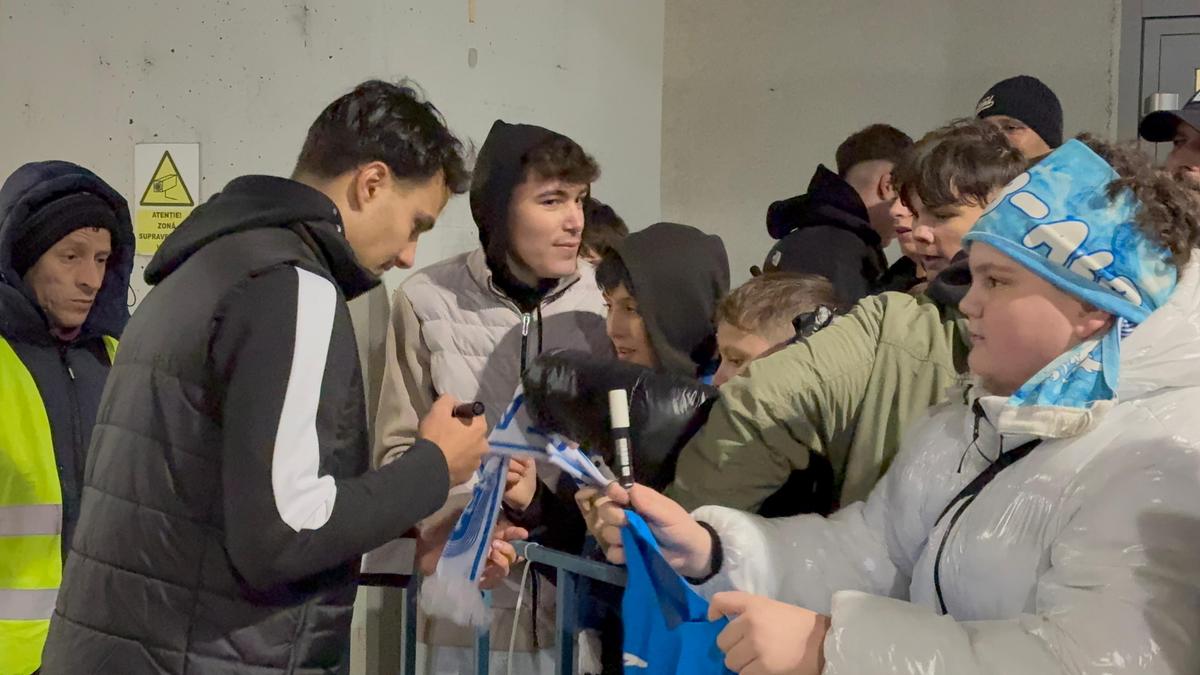 Assad Al Hamlawi, asaltat de fani pentru fotografii și autografe
