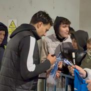 Assad Al Hamlawi, asaltat de fani pentru fotografii și autografe după Universitatea Craiova - FCSB // foto: Sergiu Alexandru (GSP)