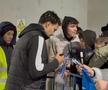Assad Al Hamlawi, asaltat de fani pentru fotografii și autografe după Universitatea Craiova - FCSB // foto: Sergiu Alexandru (GSP)