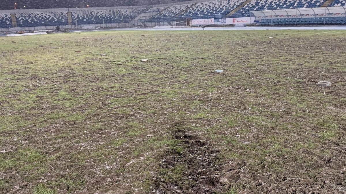 Prăpăd în urma „stejarilor” » Gazonul arenei, distrus complet: s-au investit peste 500.000 de euro