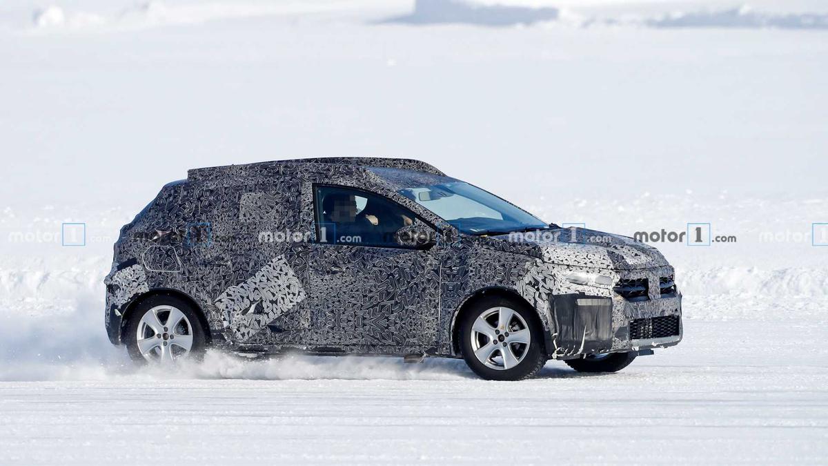 GALERIE FOTO Noul model Dacia Sandero, care va apărea în 2021, testat pe zăpadă: imagini spectaculoase