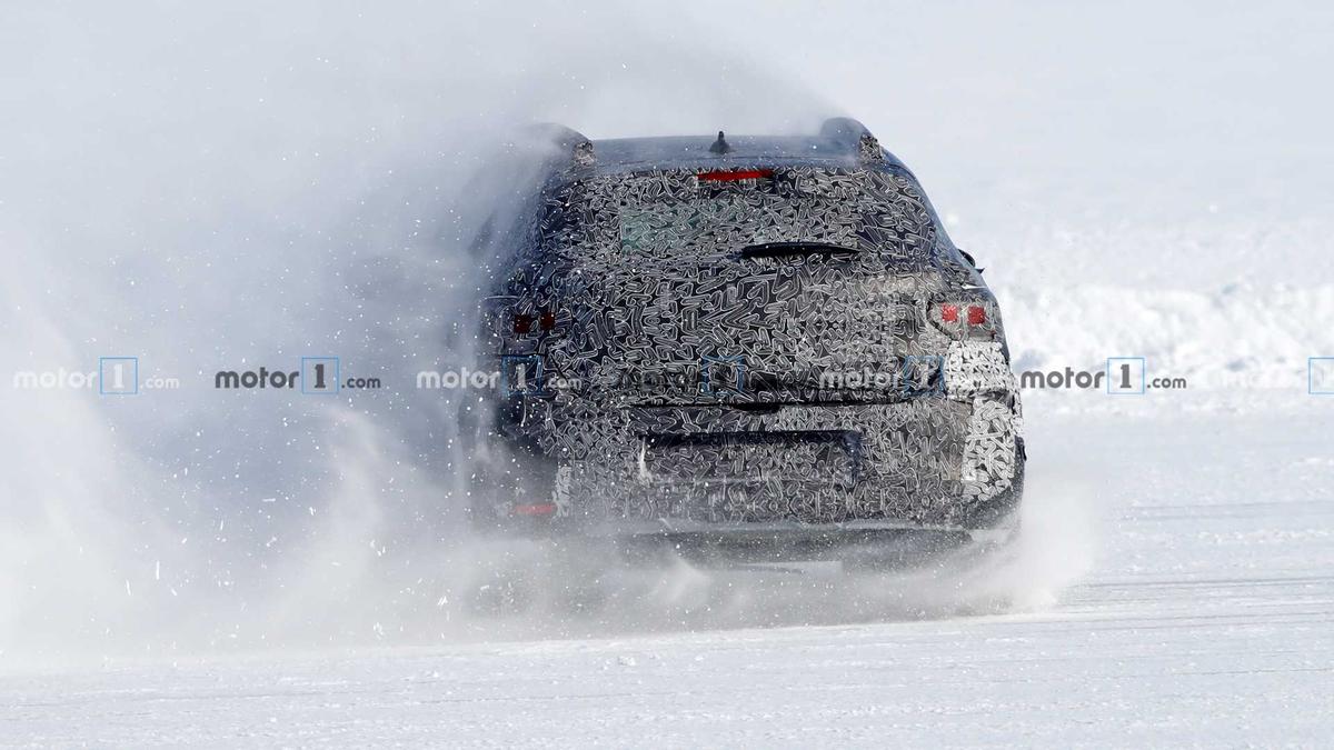 GALERIE FOTO Noul model Dacia Sandero, care va apărea în 2021, testat pe zăpadă: imagini spectaculoase