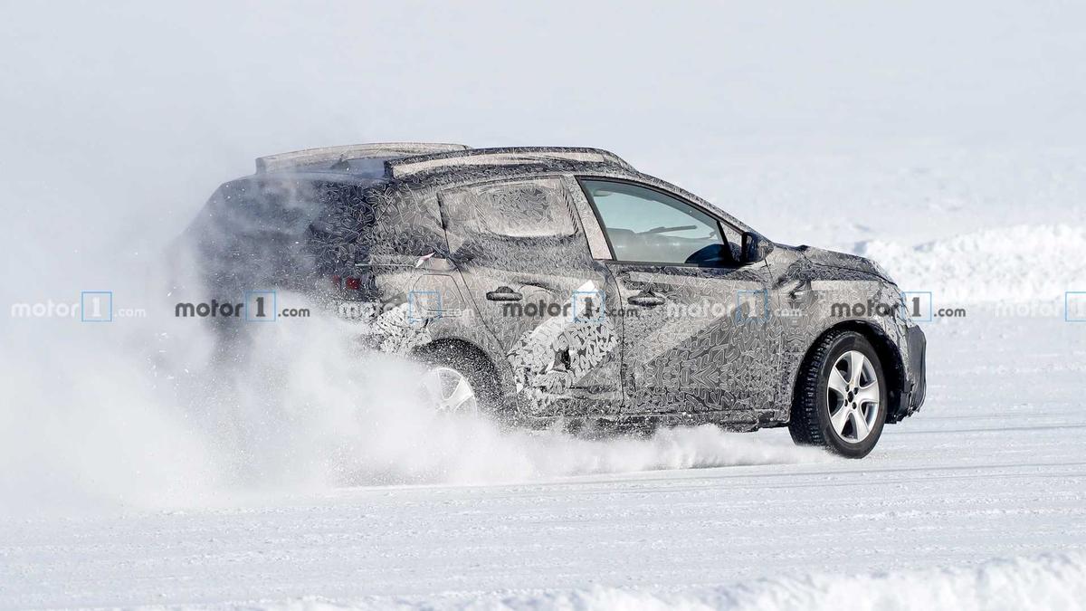 GALERIE FOTO Noul model Dacia Sandero, care va apărea în 2021, testat pe zăpadă: imagini spectaculoase