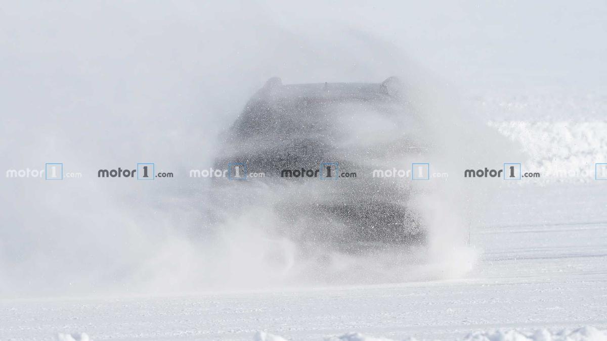 GALERIE FOTO Noul model Dacia Sandero, care va apărea în 2021, testat pe zăpadă: imagini spectaculoase