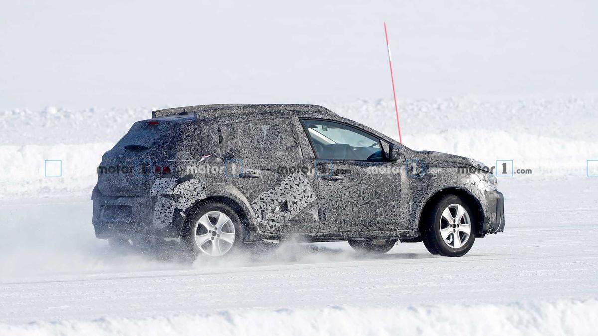 GALERIE FOTO Noul model Dacia Sandero, care va apărea în 2021, testat pe zăpadă: imagini spectaculoase
