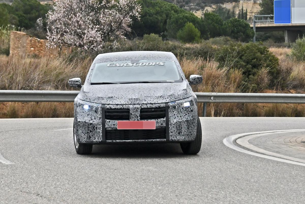 GALERIE FOTO Noul model, Dacia Sandero, care va apărea în 2021, testat pe zăpadă: imagini spectaculoase