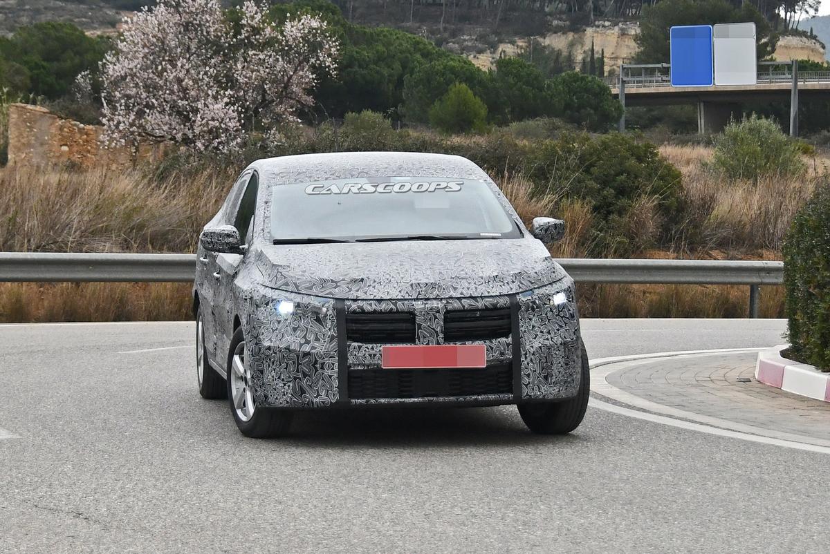 GALERIE FOTO Noul model, Dacia Sandero, care va apărea în 2021, testat pe zăpadă: imagini spectaculoase