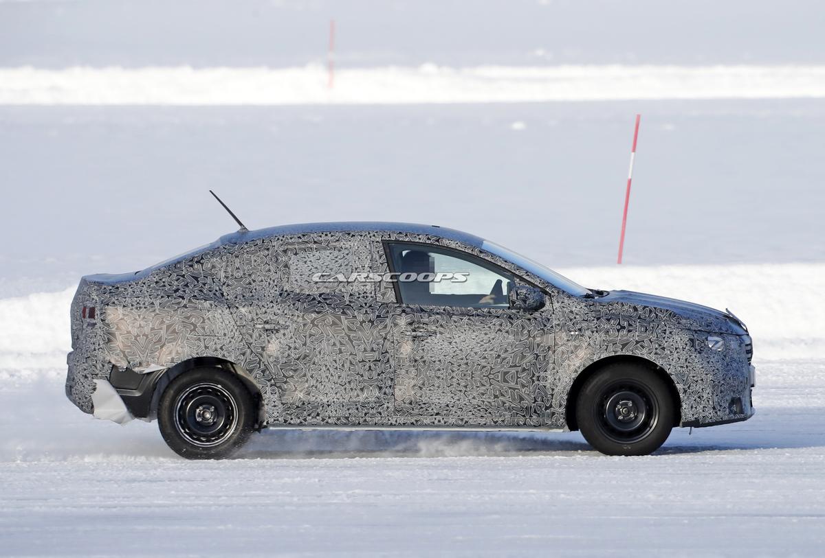 GALERIE FOTO Noul model, Dacia Sandero, care va apărea în 2021, testat pe zăpadă: imagini spectaculoase