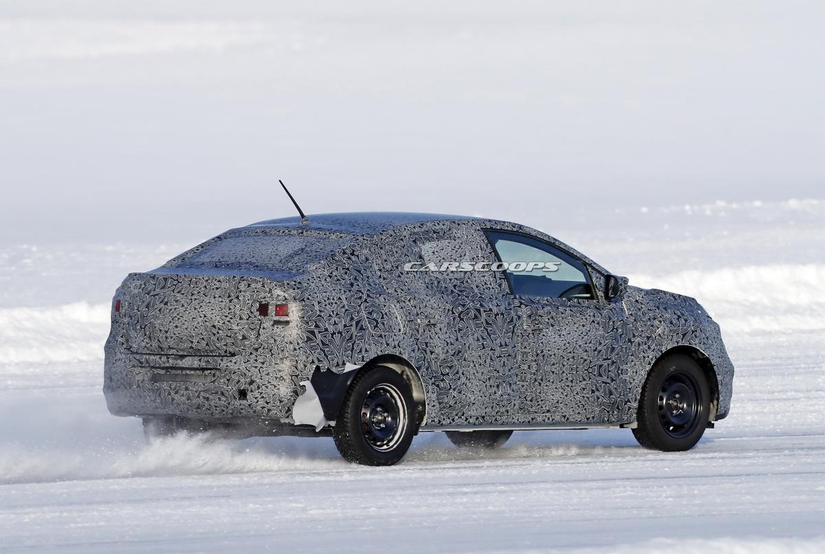 GALERIE FOTO Noul model, Dacia Sandero, care va apărea în 2021, testat pe zăpadă: imagini spectaculoase