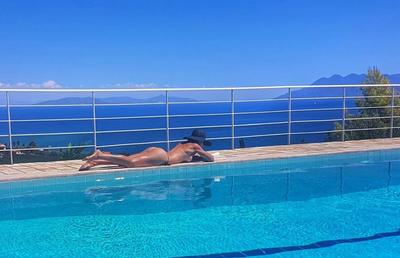 FOTO Carmen Brumă pozează topless și anunță: „Aici m-aș izola”