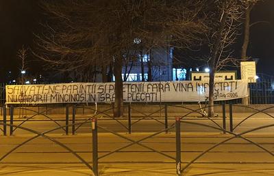 CORONAVIRUS. Mesaj dur al fanilor Stelei în fața Institutului Național de Boli Infecțioase „Matei Balș”: „Salvați-ne părinții și prietenii, fără vină infectați / Nu gaborii mincinoși, în Israel plecați!”