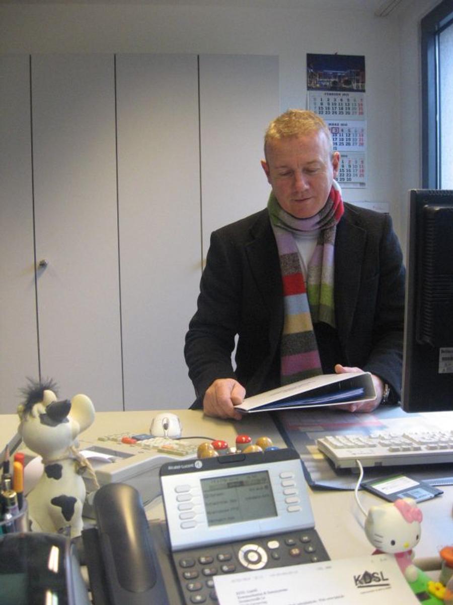 La birou, într-o zi de lucru, fostul handbalist fiind angajat al unei firme de reciclare deșeuri FOTO Marius Mărgărit Maricel Voinea, fosta mare glorie de pe semicerc: ”Mi-am jurat că nu mă mai uit la niciun meci al naționalei României!”