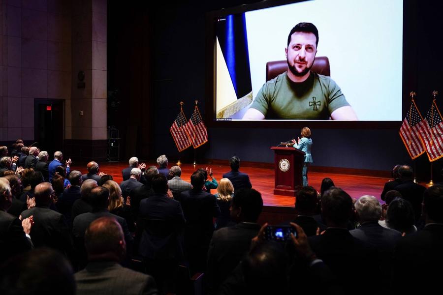 Volodimir Zelensky ținând un discurs în fata Congresului SUA, foto: Imago Război în Ucraina, ziua 21 » Cel puțin 10 ucraineni au fost uciși în timp ce stăteau la coadă pentru a cumpăra pâine. Zelensky a ținut un discurs în fața Congresului SUA