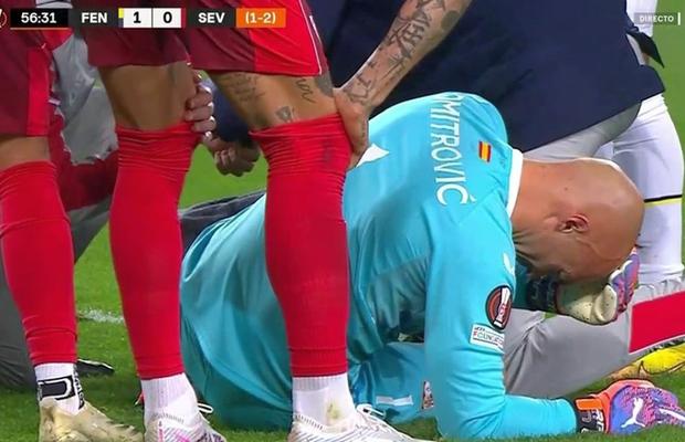 Din nou victimă » Ce a pățit portarul de la Sevilla contra lui Fenerbahce, la 3 săptămâni după ce a fost atacat de un ultras