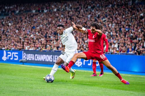 Campioana Spaniei, Real Madrid, a oferit un moment emoționant la finalul meciului cu Liverpool, din returul „optimilor” Ligii Campionilor, câștigat cu 1-0. Ibericii s-au calificat mai departe cu scorul general de 6-2. 
Foto: Imago