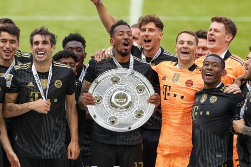 Boateng cu trofeul de campion și coechipierii de la Bayern în 2021