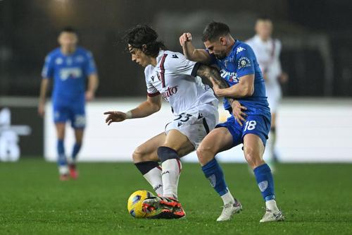 Răzvan Marin, în duel cu Calafiori, în eșecul cu Bologna / Foto: Imago