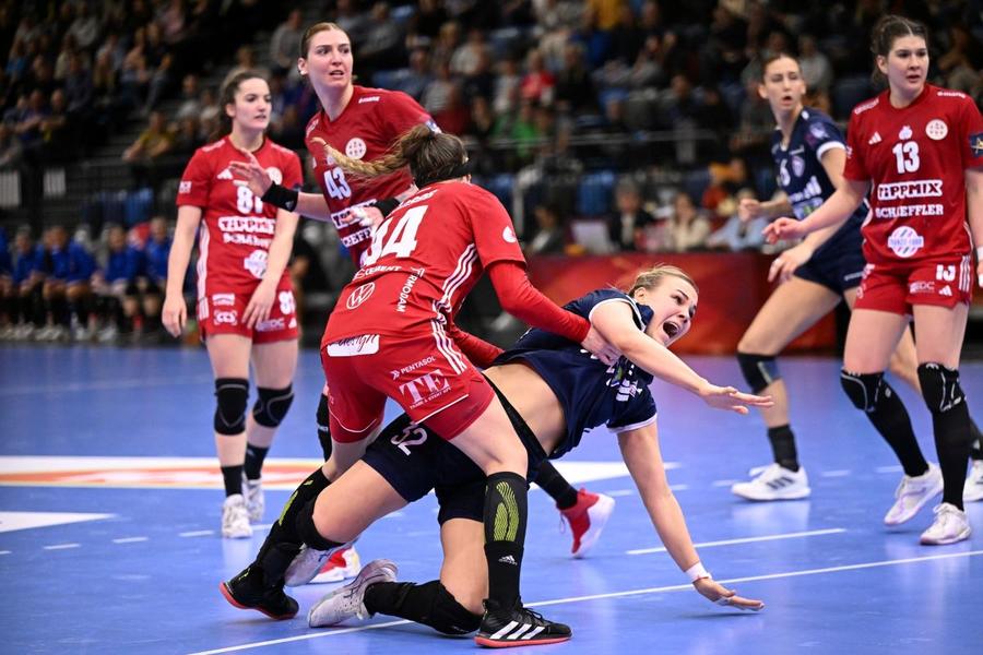 Pivotul Noemi Pasztor în acțiune Foto Facebook Mosonmagyarovari / Francis Ringing Gloria Bistrița își continuă visul european contra revelației din campionatul Ungariei