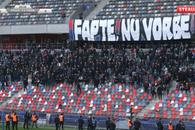 Protest la CSA Steaua: au întârziat meciul cu 10 minute + mesaj despre arestările de la Rapid