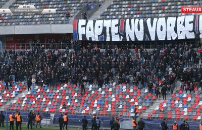 Protest la CSA Steaua: au întârziat meciul cu 10 minute + mesaj despre arestările de la Rapid