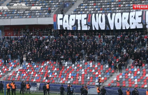Protest la CSA Steaua: au întârziat meciul cu 10 minute + mesaj despre arestările de la Rapid