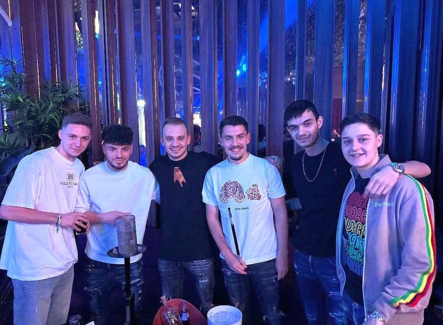 Louis Munteanu (primul de la stânga la dreapta), foto: Instagram Enigma absenței lui Louis Munteanu împarte fotbalul: „E puțin arogant, capricios” vs. „L-am apostrofat la un moment dat, e sensibil”