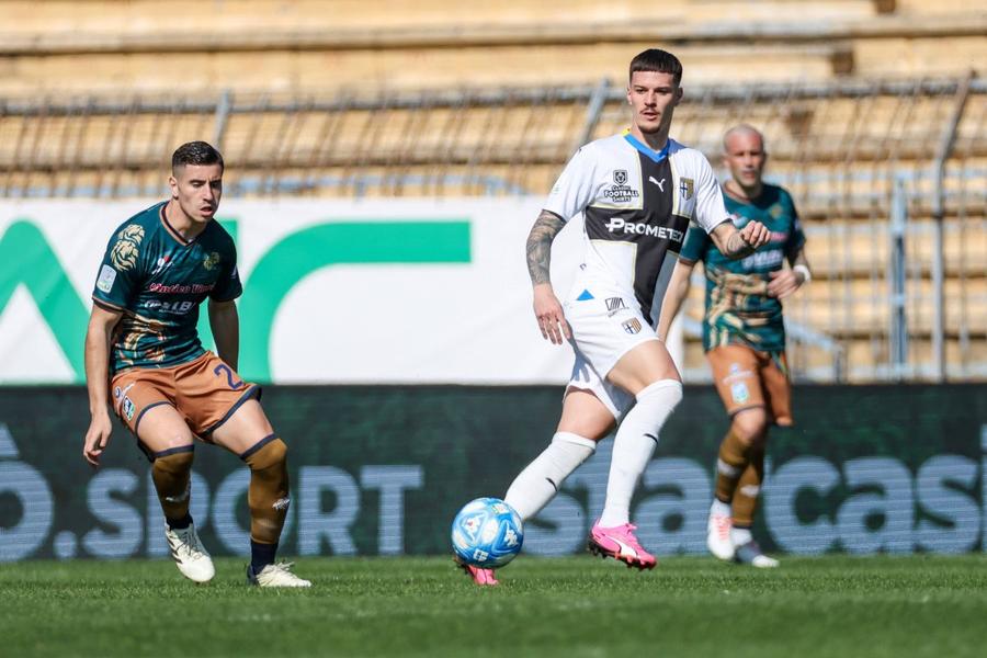 Dennis Man a bifat încă un meci de 90 de minute în Serie B / Foto: Imago S-a dezlănțuit și Mihăilă: gol după șapte săptămâni! Man a fost și el activ, dar risipitor la Parma
