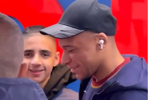Recent, Mbappe s-a întâlnit cu un mic fan, care i-a cerut să semneze cu Arsenal. Iar Kylian, râzând, a oferit un răspuns categoric.