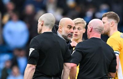 Pep Guardiola îl face de râs pe arbitru: „Dacă nu sărea, se putea accidenta! Arbitrul ar fi trebuit să știe”