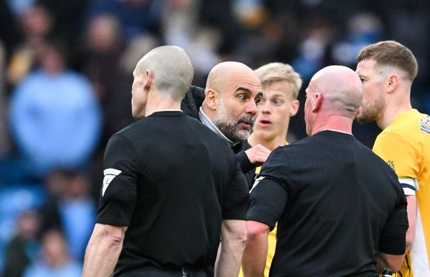 Pep Guardiola îl face de râs pe arbitru: „Dacă nu sărea, se putea accidenta! Arbitrul ar fi trebuit să știe”