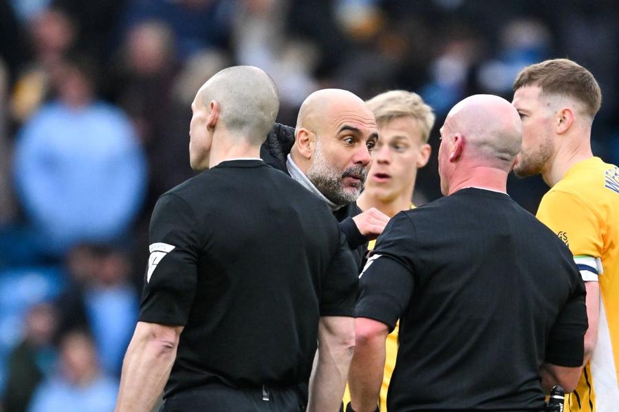 Pep Guardiola îi explică arbitrului de ce a sărit Jeremy Doku / Foto: Imago „Am fost spălat pe creier!” » Brazilianul Danilo dezvăluie inamicul ascuns, care l-a devastat psihic, și ce antrenor l-a ajutat