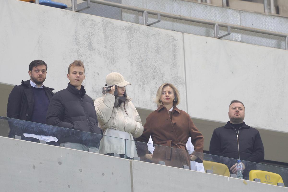 Dan Șucu, surprins la derby alături de jucătorul pe care a luat 500.000 de euro! Mircea Lucescu și Mircea Geoană sunt prezenți pe stadion