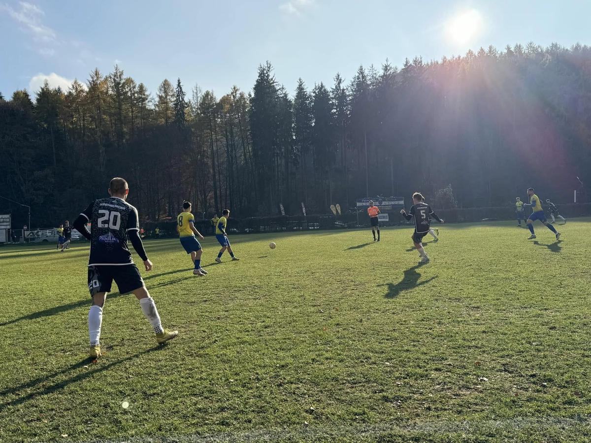 Stadionul din Râșnov, poziționat într-un loc pitoresc