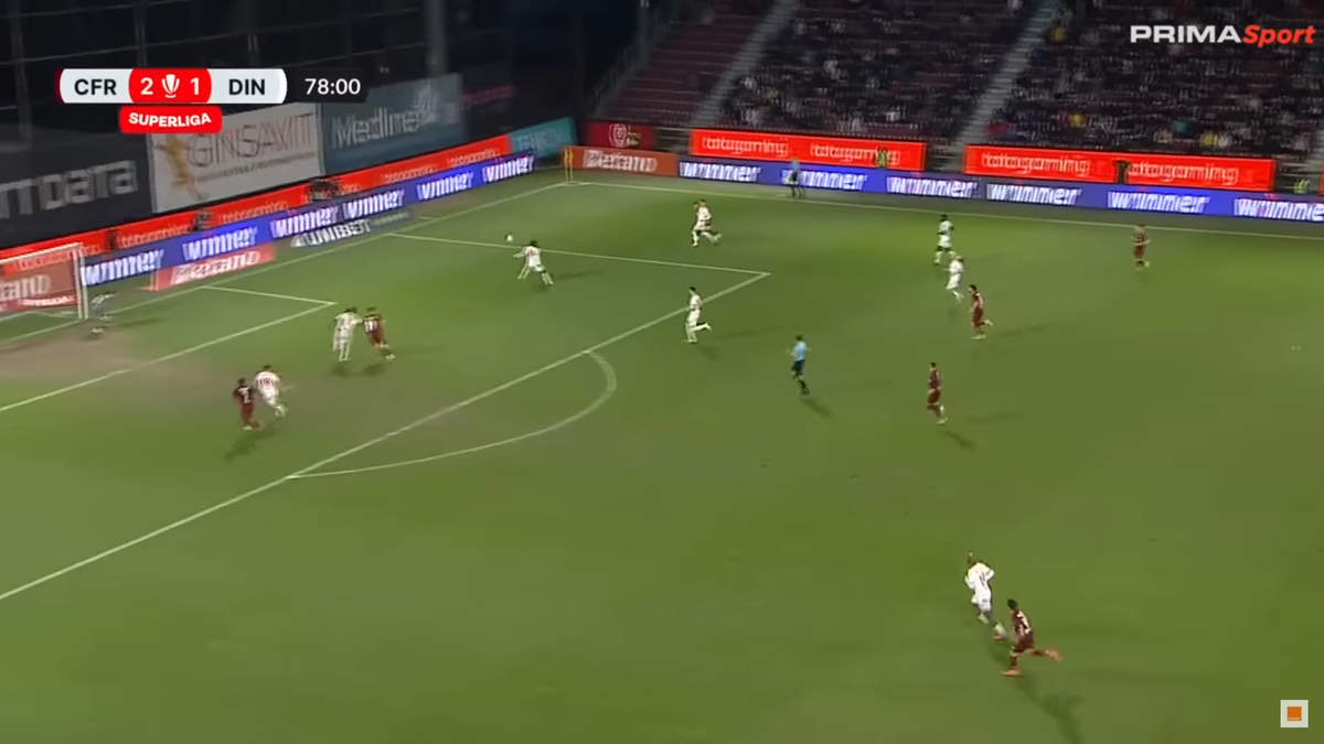 Momentul în care Josue Homawoo atinge mingea cu mâna în propriul careu în CFR Cluj - Dinamo