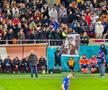 Galeria FCSB l-a îmbrăcat pe Șumudică în bufon! Jigniri și mesaje batjocoritoare: antrenorul s-a plâns la arbitru