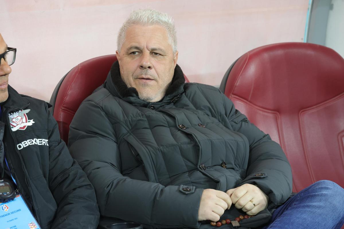 Galeria FCSB l-a îmbrăcat pe Șumudică în bufon! Jigniri și mesaje batjocoritoare: antrenorul s-a plâns la arbitru