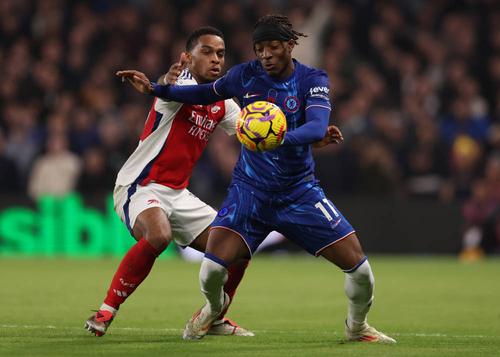 Noni Madueke, în tricoul lui Chelsea (nr. 11), într-un meci cu Arsenal