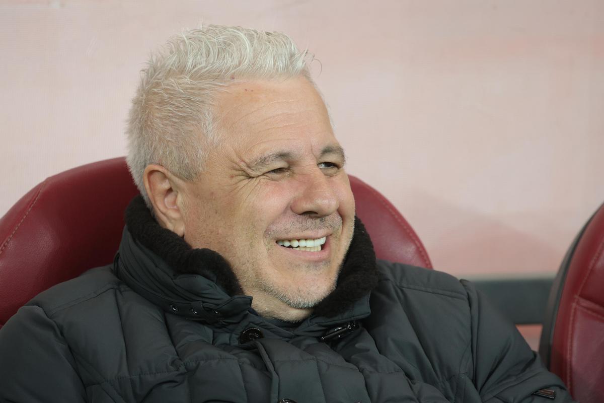 Galeria FCSB l-a îmbrăcat pe Șumudică în bufon! Jigniri și mesaje batjocoritoare: antrenorul s-a plâns la arbitru